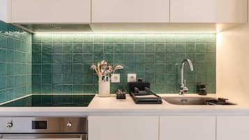 Coffee/tea maker, fridge, microwave, oven