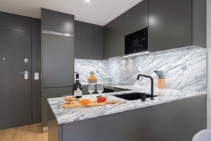 Réfrigérateur, micro-ondes, four, plaque de cuisson