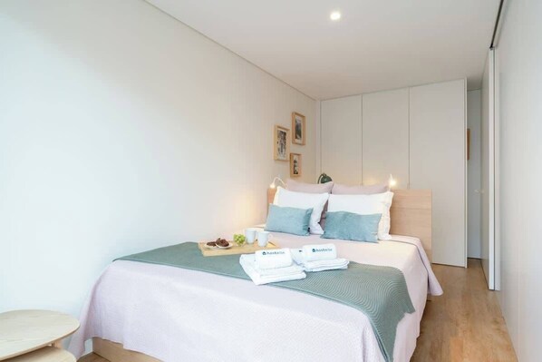 1 chambre, fer et planche à repasser, lit de bébé portatif