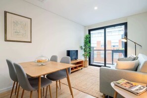 Smart TV, offices - Host Wise - Stylish & Bright Flat with Balcony (Matosinhos)