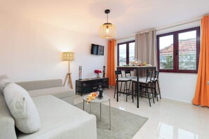 Smart TV - Artistic Escape with Modern Comfort by HostWise (Vila Nova de Gaia)