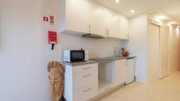Frigorífico, microondas, horno y placa de cocina