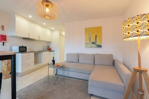 Smart TV - Artistic Escape with Modern Comfort by HostWise (Vila Nova de Gaia)