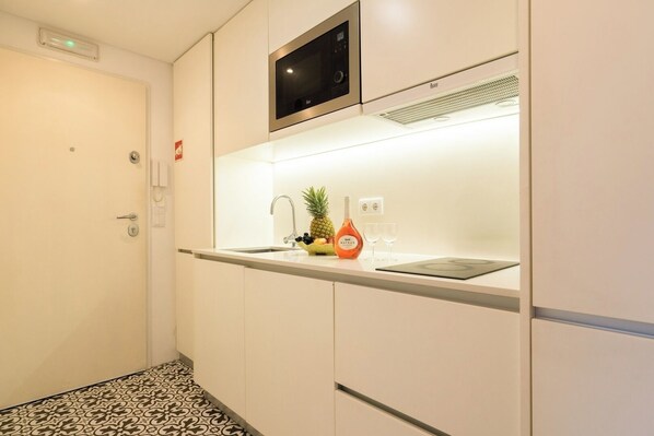 Frigorífico, microondas, placa de cocina y utensilios de cocina