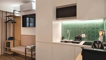 Réfrigérateur, micro-ondes, four, plaque de cuisson