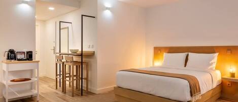 Ferros/tábuas de passar roupa, berço de viagem, Wi-Fi, roupa de cama