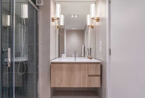 Shower, hair dryer, towels, shampoo - Stylish & Spacious Flat near the Beach by HostWise (Matosinhos)