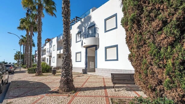 A modern building with a white facade, multiple windows, and a balcony. - Bright & Comfortable Flat by HostWise (Santa Luzia)