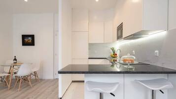 Kühlschrank, Mikrowelle, Ofen, Herdplatte