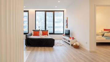 1 dormitori, planxa i posts de planxar, un bressol de viatge i wifi