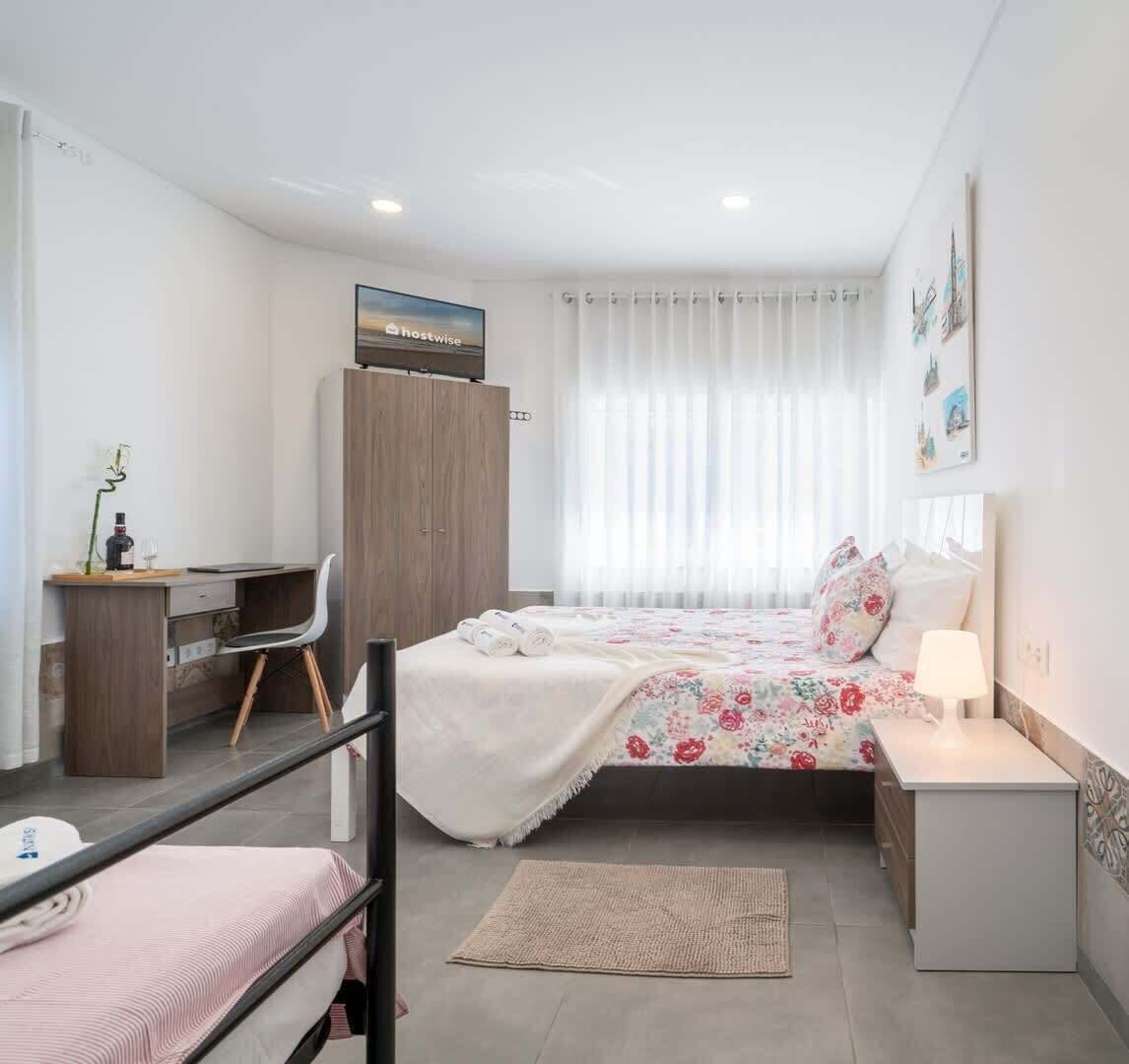 1 chambre, bureau, fer et planche à repasser, Wi-Fi gratuit