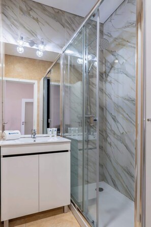 Shower, hair dryer, towels, shampoo - Central Decor Flat | Balcony by HostWise (Porto)