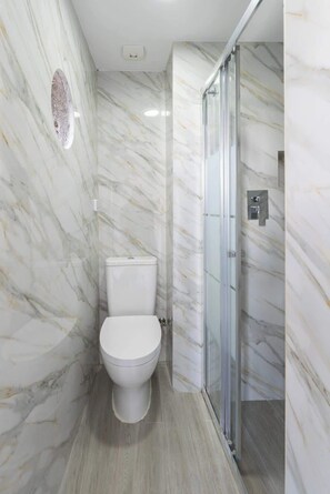 Shower, hair dryer, towels, shampoo - Central Decor Flat | Balcony by HostWise (Porto)