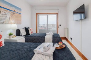 3 bedrooms, iron/ironing board, travel cot, free WiFi - Spacious Escape Near the Beach by Host Wise (Matosinhos)