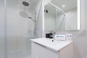 Douche, sèche-cheveux, serviettes fournies, shampoing