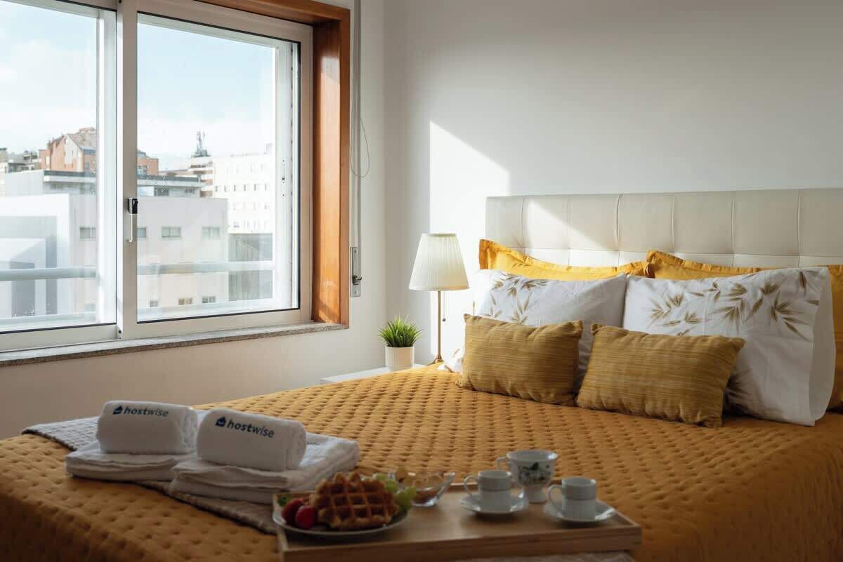 3 dormitorios, tabla de planchar con plancha, cuna de viaje