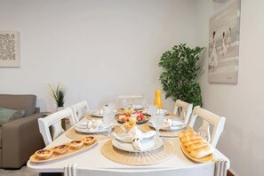 Dining - Spacious Escape Near the Beach by Host Wise (Matosinhos)
