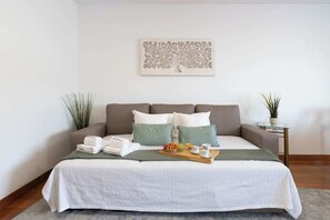 3 habitaciones, tabla de planchar con plancha y cuna de viaje 