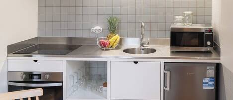 Fridge, microwave, oven, stovetop