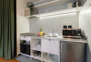 Fridge, microwave, oven, stovetop - Heart of Guimarães Studio by HostWise (Guimarães)