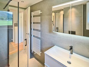 Chalet Comfort, 2 camere da letto, idromassaggio, vista montagna | Bagno | Doccia, asciugacapelli, asciugamani, carta igienica