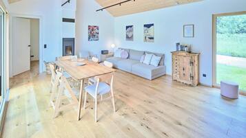 Comfort Chalet, 2 Bedrooms, Jetted Tub, Mountain View | Living area | Flat-screen TV, fireplace