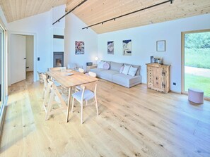 コンフォート シャレー 2 ベッドルーム ジェットバス マウンテンビュー | リビング エリア | 薄型テレビ