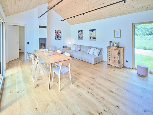 Chalet Confort, 2 habitaciones, bañera de hidromasaje, vistas a la montaña | Zona de estar | Una televisión de pantalla plana
