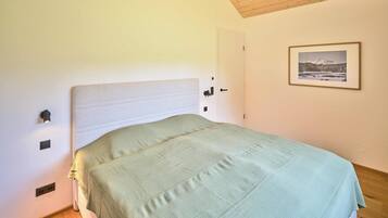 Nhà gỗ tiện nghi đơn giản, 2 phòng ngủ, bồn tắm thủy lực, quang cảnh núi | 2 phòng ngủ, truy cập Internet không dây miễn phí, bộ trải giường