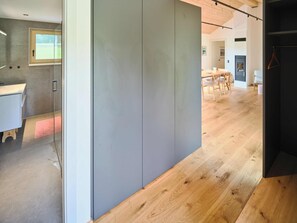 Chalet Confort, 2 habitaciones, bañera de hidromasaje, vistas a la montaña | Zona de estar | Una televisión de pantalla plana