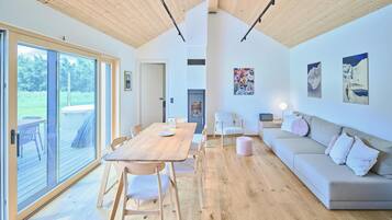 Comfort-Chalet, 2 Schlafzimmer, Whirlpool, Bergblick | Wohnbereich | Flachbildfernseher