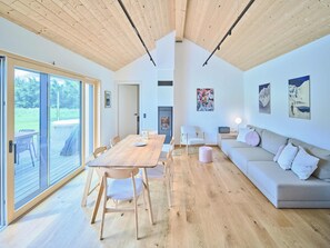 Chalet Confort, 2 habitaciones, bañera de hidromasaje, vistas a la montaña | Zona de estar | Una televisión de pantalla plana
