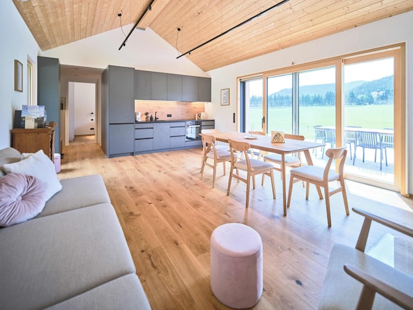 Comfort Chalet, 2 Bedrooms, Jetted Tub, Mountain View | Living area