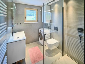 Chalet Confort, 2 chambres, bain à remous, vue montagne | Salle de bain