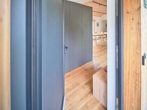 Comfort Chalet, 2 Bedrooms, Jetted Tub, Mountain View | Living area