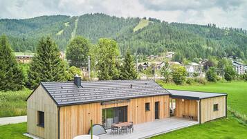 Comfort-Chalet, 2 Schlafzimmer, Whirlpool, Bergblick | Terrasse/Patio