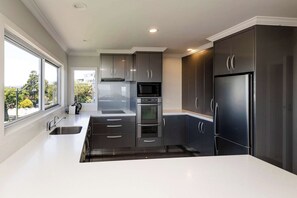 Køleskab, mikrobølgeovn, ovn, kogeplade