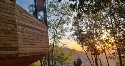 MONKEY MANSION - Luxurious treehouse with outdoor hot tub