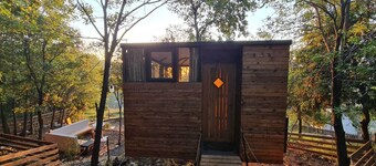 MONKEY MANSION - Luxurious treehouse with outdoor hot tub