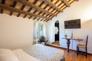 Comfort Double Room | In-room safe, desk, laptop workspace, free WiFi - Villa LeMarche b&b  (Polverigi)