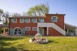 Outdoor banquet area - Villa LeMarche b&b  (Polverigi)