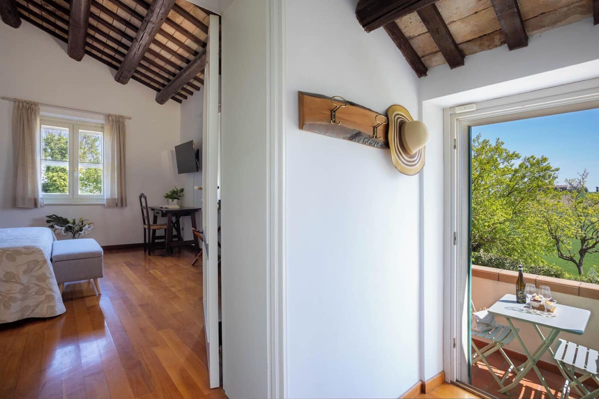 Habitación de lujo, balcón, vista a la colina | Caja de seguridad en la habitación y escritorio