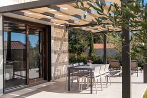 تناول الطعام بالخارج