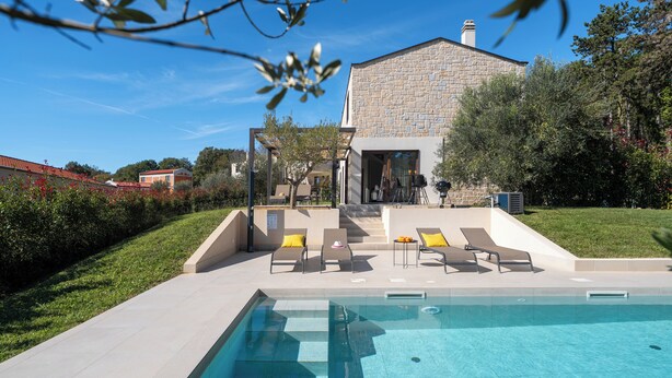 A modern house with a swimming pool, outdoor seating, and a stone facade. - Villa Casa Veritas with pool for 8 guests, quiet location, near Porec (Višnjan)