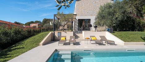 حمّام سباحة خارجي، حمّام سباحة مُدفَّأ