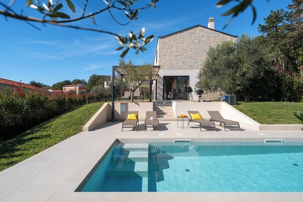 حمّام سباحة خارجي، حمّام سباحة مُدفَّأ