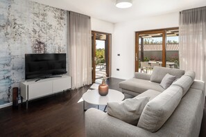 Smart TV - Villa Casa Veritas with pool for 8 guests, quiet location, near Porec (Višnjan)