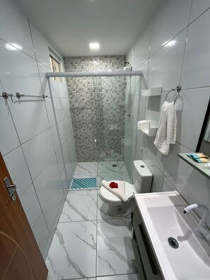 公寓, 陽台 | 浴室 | 淋浴設備、毛巾、肥皂、洗髮精