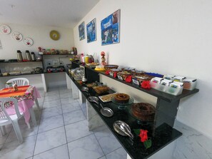 Free daily self-serve breakfast - Pousada e Flat Diamant's (Ipojuca)