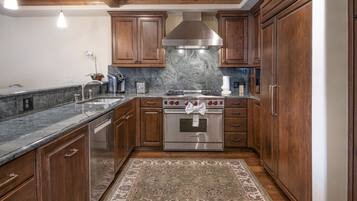 Condo, 4 Bedrooms | Private kitchen